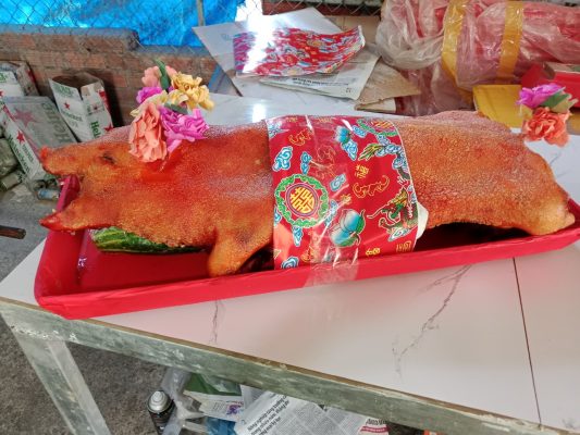 Đặt heo quay nguyên con cúng tân gia nhà