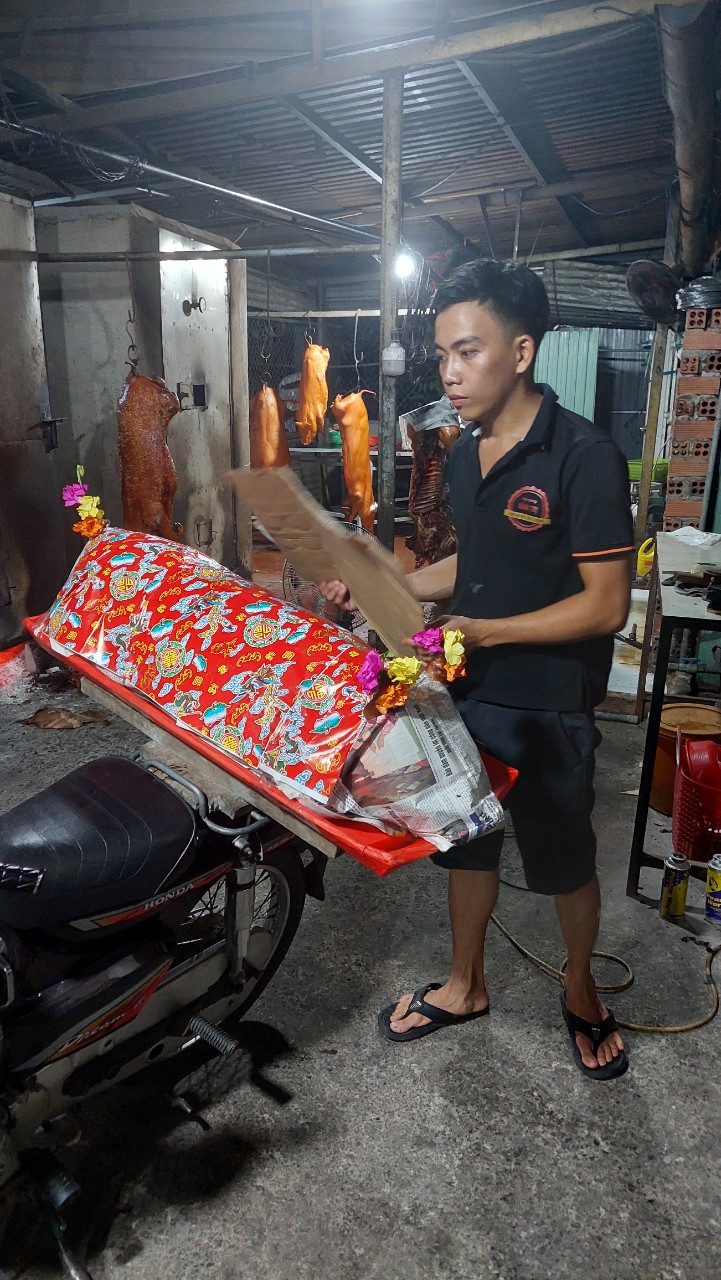 Dịch vụ cung cấp heo quay cúng thôi nôi giao hàng tận nơi
