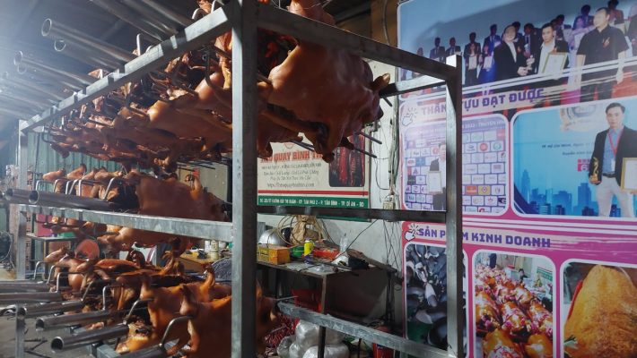 Đặt heo quay nguyên con giá rẻ tại Tam Quan