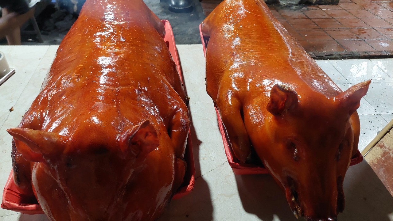 Đặt heo quay nguyên con cúng trả lễ tạ ơn