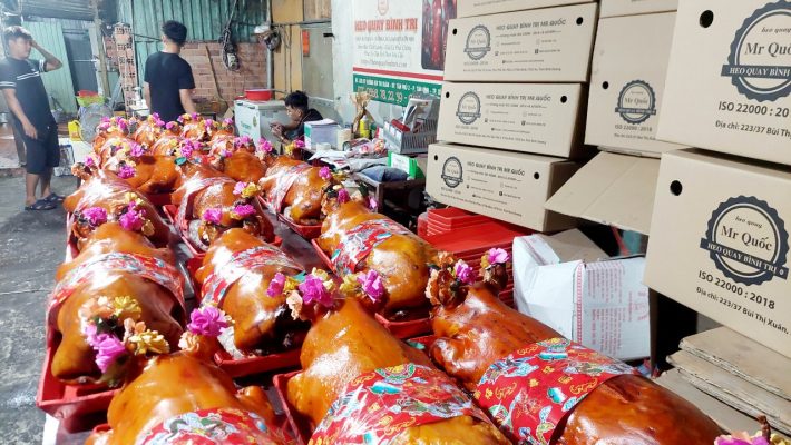 Heo quay đãi tiệc đám cưới nguyên con giá rẻ