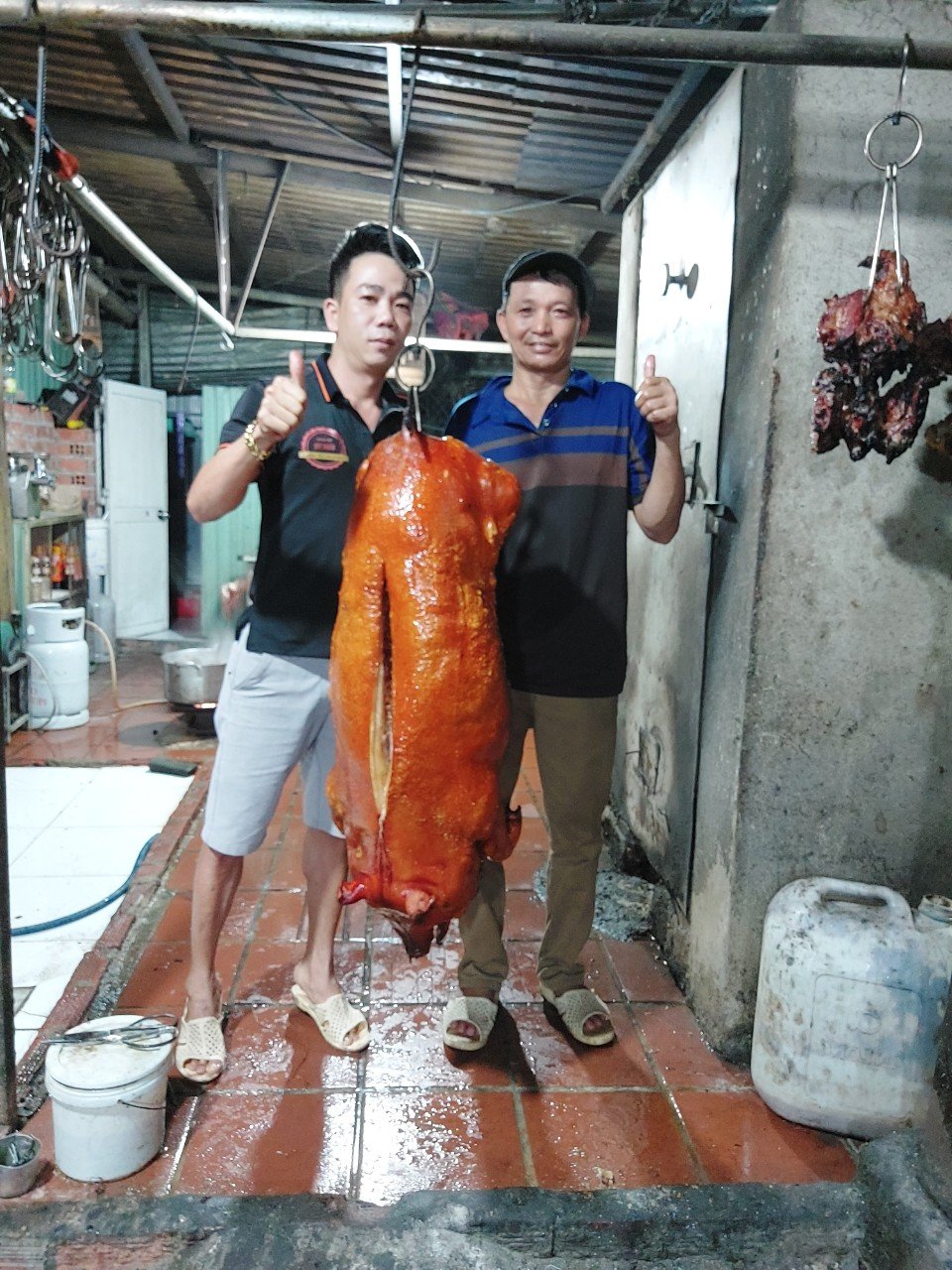 Lò heo quay nguyên con đãi tiệc đám cưới tại Quy Nhơn
