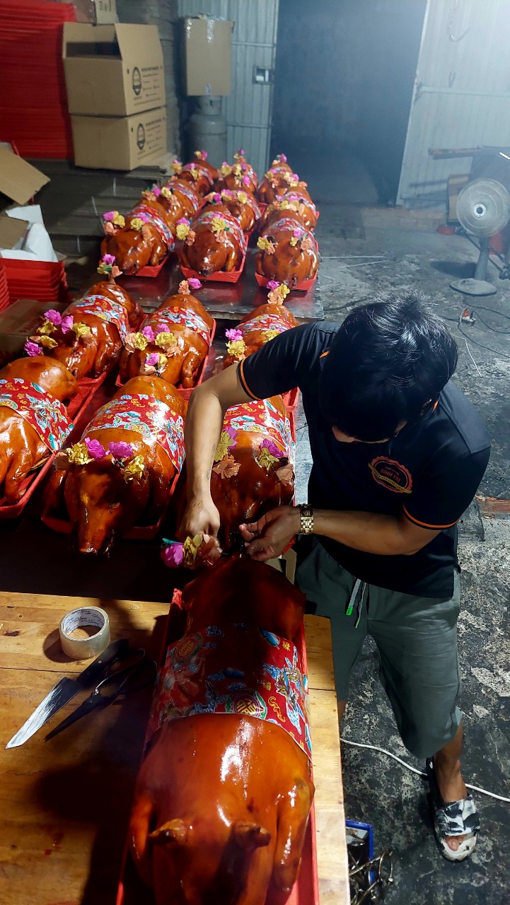 Heo Quay Bình Trị - Bí Quyết Cho Món Heo Quay "Ngon Từ Thị Giác Đến Vị Giác"