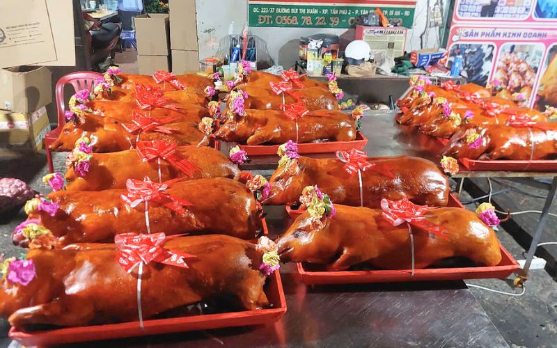 Những đơn heo quay cúng tất niên tại cơ sở HQBT vào diệp cuối năm